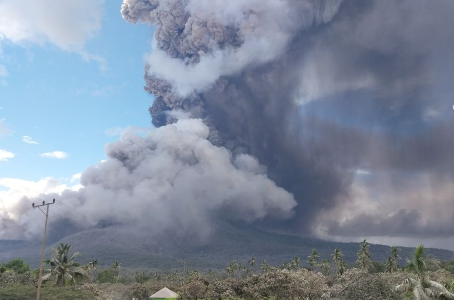 Gunung Lewotobi Laki-laki Kembali Muntahkan Lava hingga 1,5 Km